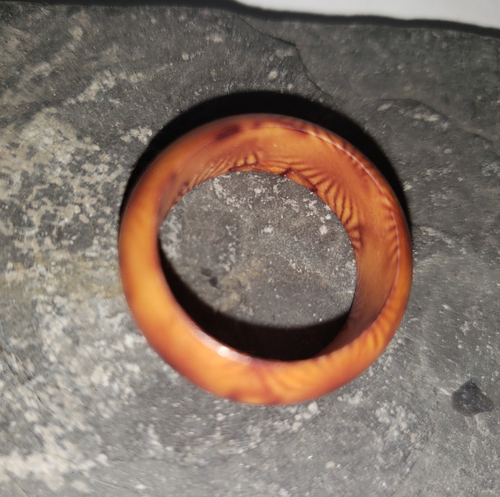 Wooden Ring Size 8 R - Picture 3 of 6